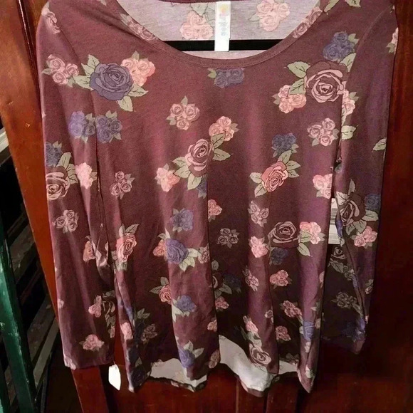 Lularoe small burgundy long sleeve Lynnae t-shirt with roses. NWT. Hi/lo hem - Picture 1 of 7